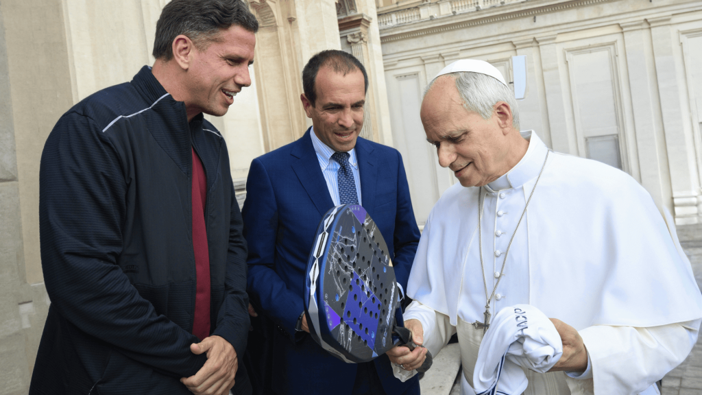 Carraro paquito papa leon xiv vaticano padel
