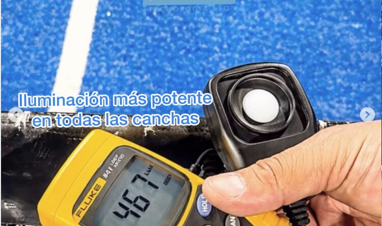 Medición de lux en cancha de pádel con luxómetro (467 lux)