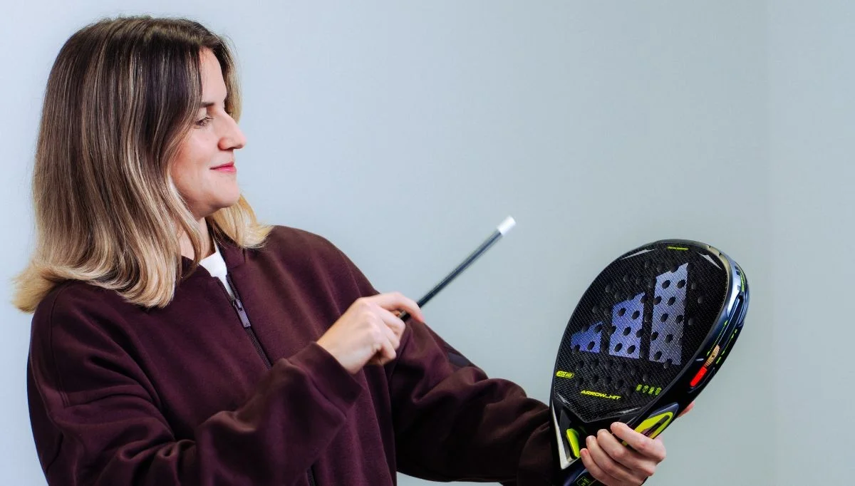 Ari Sánchez con su pala Adidas Arrow Hit, presentada en 2026