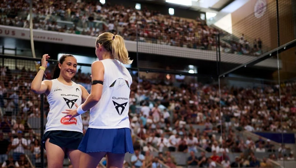 Ari Sánchez y Andrea Ustero celebran un punto en Premier Padel 2026
