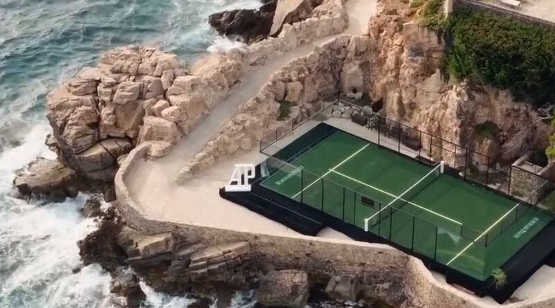 Cancha del Audemars Piguet Pro-Am de pádel sobre las rocas de Île de Bendor, Francia