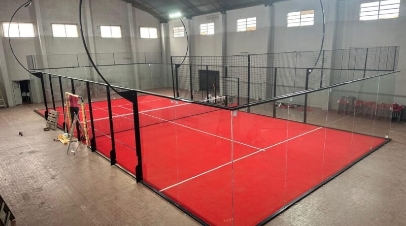 Cancha de padel con cesped sintetico rojo instalado