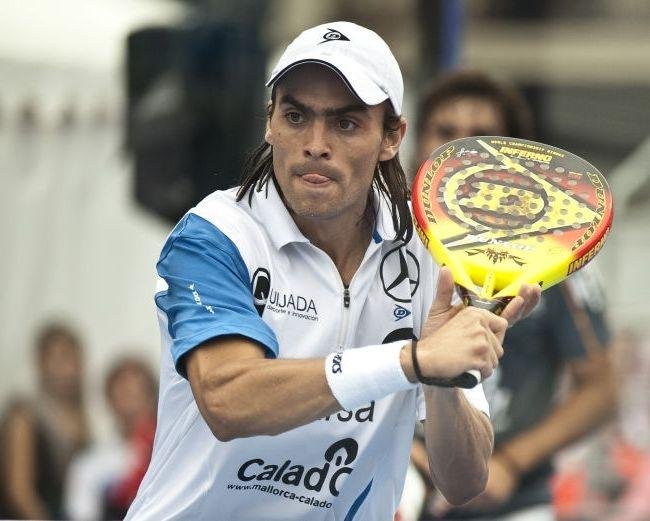 Juani Mieres con pala Dunlop