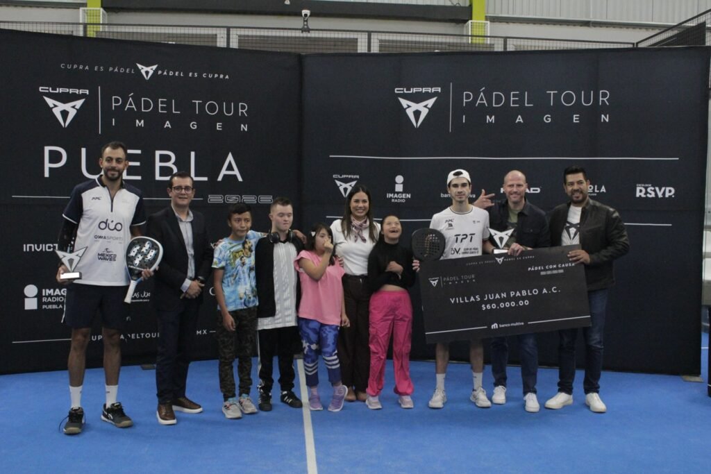 Matías Almada e Ivo Andenmatten con el cheque para Villas Juan Pablo en la final del CUPRA Pádel Tour Imagen en Puebla