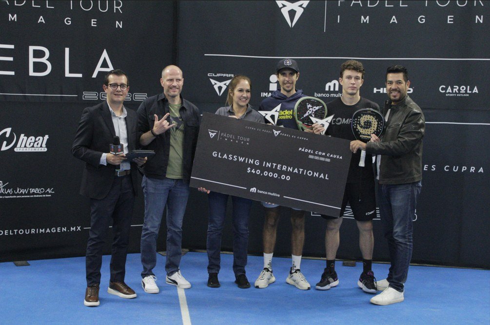 Nicolás Crosio y Mirko Kloster, finalistas Open, con el cheque para Glasswing International en Puebla