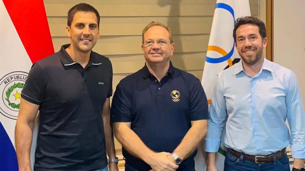 Diego Galeano junto a autoridades del Comité Olímpico Paraguayo