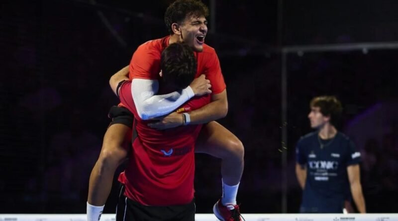 Álvaro Montiel y Daniel Santigosa festejan un punto en el circuito Premier Padel