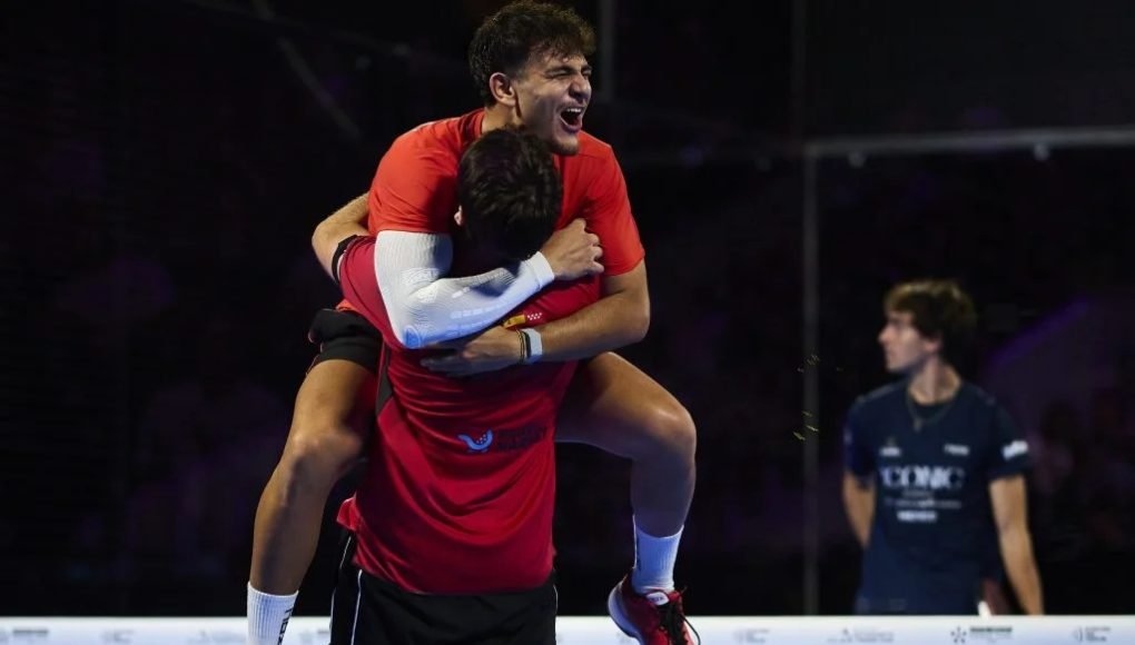 Álvaro Montiel y Daniel Santigosa festejan un punto en el circuito Premier Padel