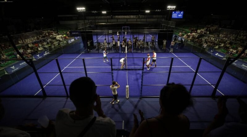 Partido de pádel con público en un club de El Salvador