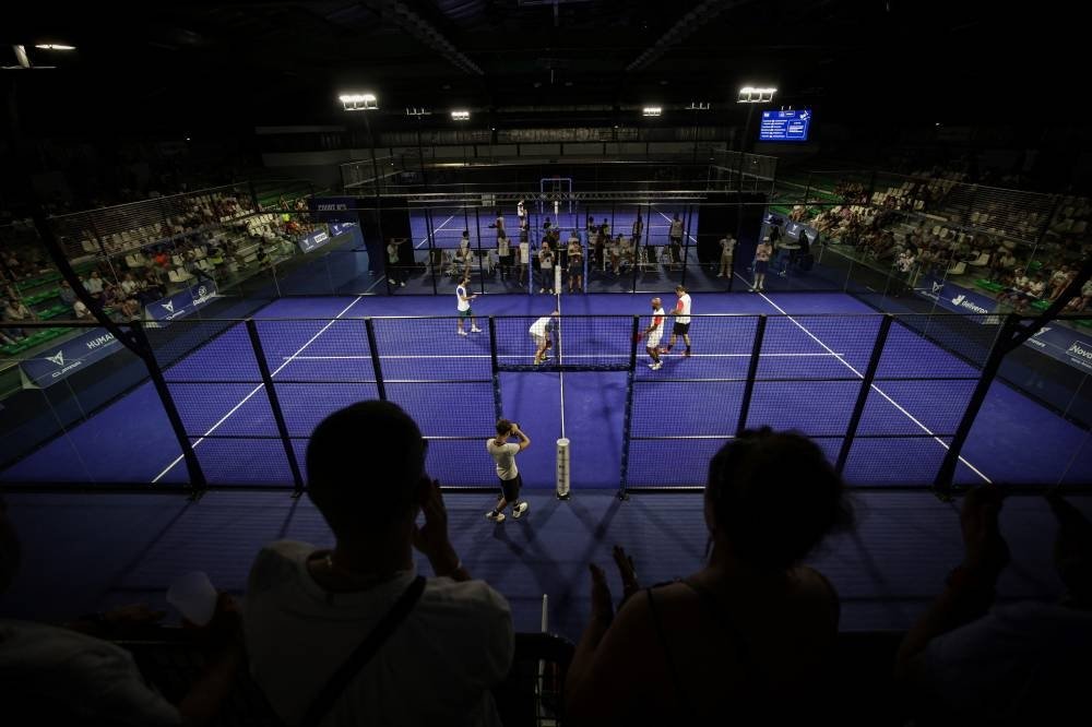 Partido de pádel con público en un club de El Salvador