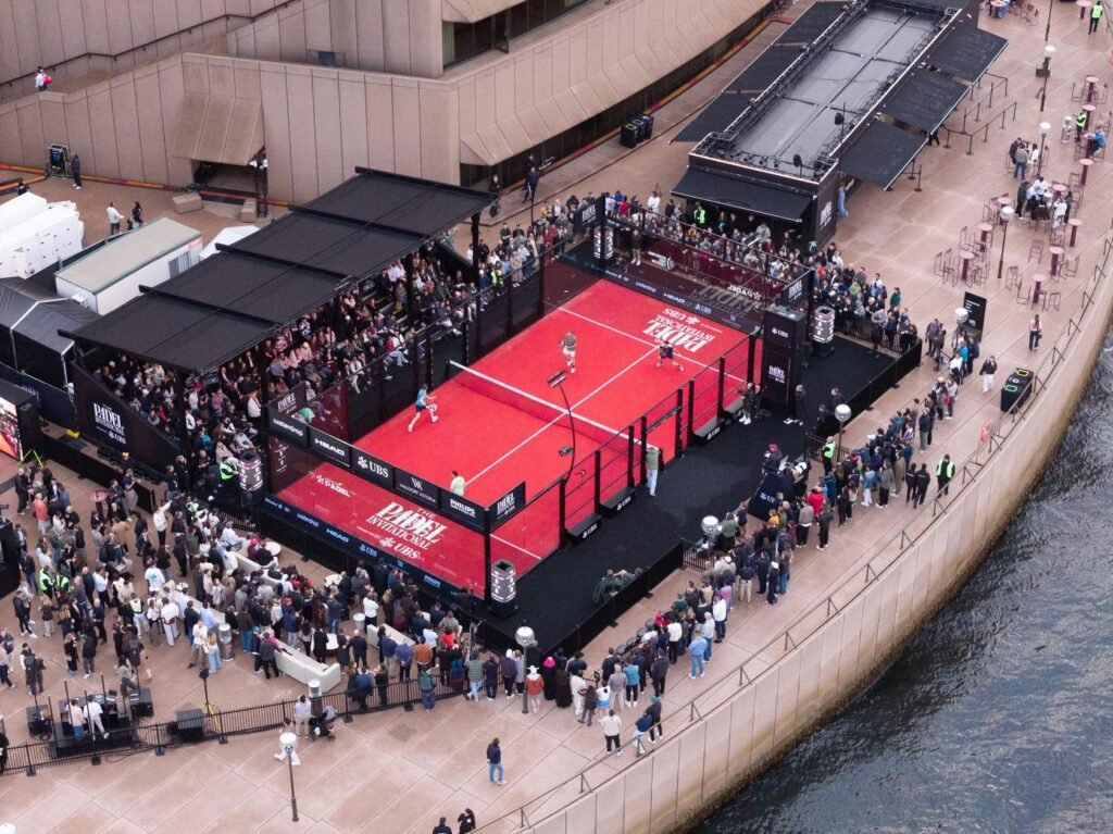 Cancha de pádel frente a la Ópera de Sídney en el Padel Invitational 2026
