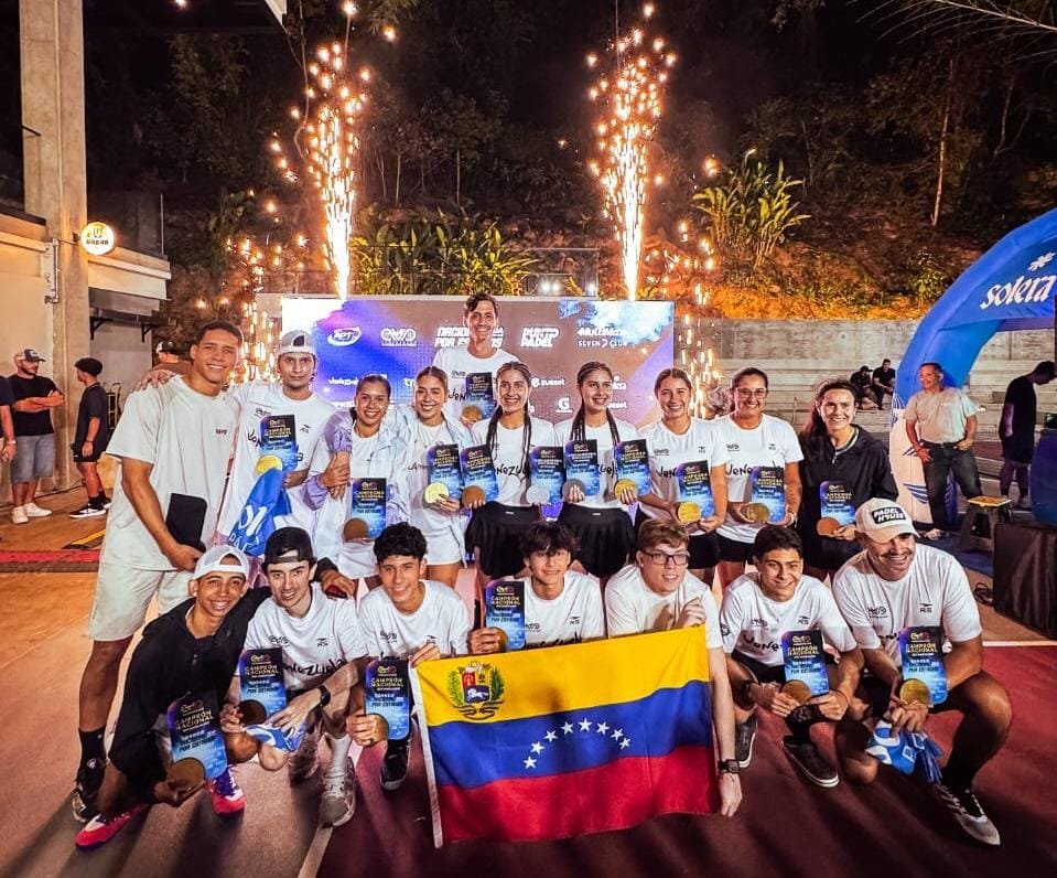 Jugadores venezolanos de pádel con la bandera de Venezuela